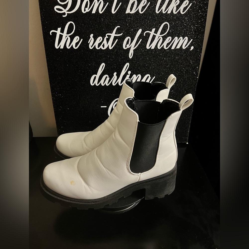 GUC WHITE LUG BOOTS